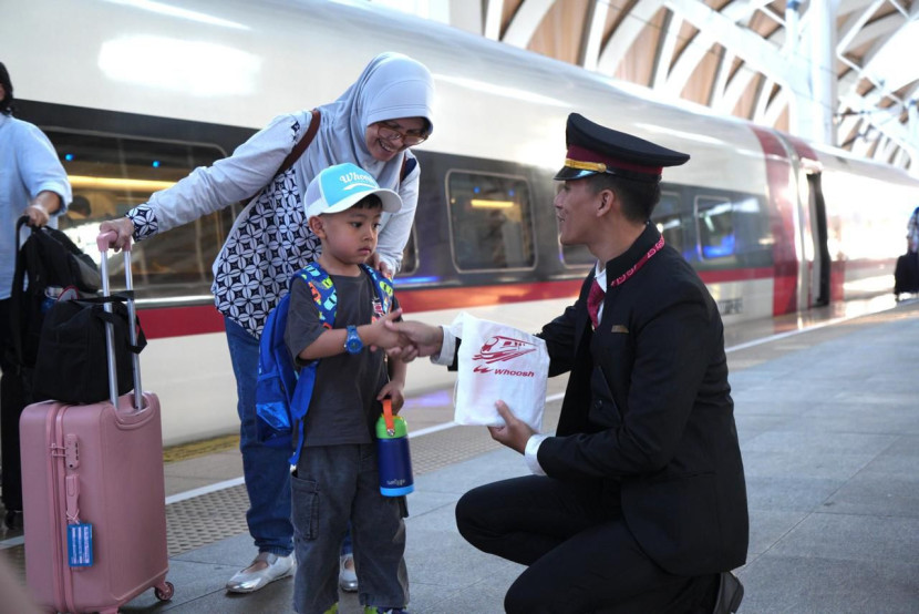 Memperingati Hari Pelanggan Nasional 2025 Whoosh membagikan merchandise eksklusif kepada penumpang setianya di seluruh stasiun. (Foto: Corporate Communication KCIC)