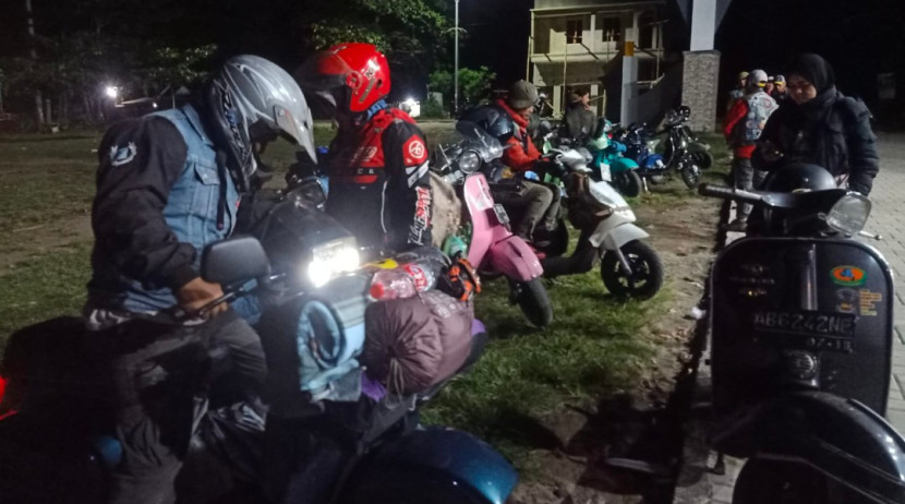 Club Scooter Owners Group (SOG) Indonesia Cabang Sukabumi baru tiba di pintu Gerbang pantai Karang Papak, Sabtu (06/09/2025) malam. (Foto Dok. Ridwan)
