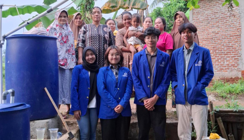 Tim UPER dan masyarakat Desa Barengkok mengunjungi penampungan air bersih. (Foto: Dok Humas UPER)