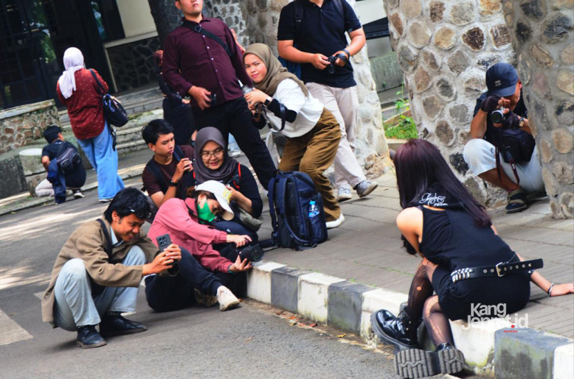 Seorang konten kreator Pexels momotret model bergaya gothic di area kampus FSRD ITB, Sabtu (23/8/2025) lalu. Kegiatan Pexels Meet Up diikuti puluhan peserta dari berbagai kalangan profesi dan usia. (KANGJEPRET.ID/ YOGI ARDHI) (Data Teknis: Olympus PEN F, Lumix 14-140/3.5-4.5)