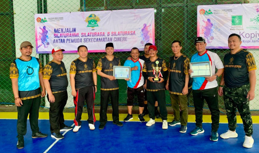 Pengurus PCNU Kota Depok memberikan penghargaan dalam kegiatan Ansor Cup II 2025 (Foto: Dok LTN NU Kota Depok)