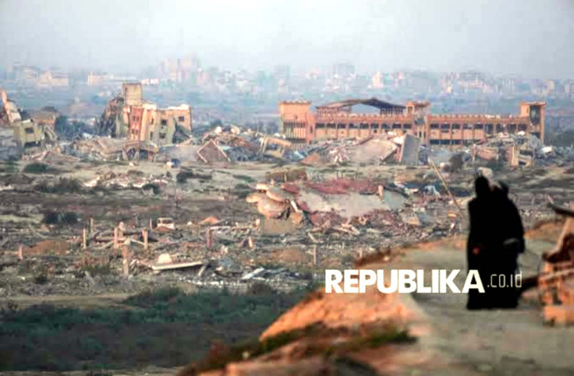 Warga Palestina melihat kehancuran akibat serangan udara dan darat Israel, di Jalur Gaza tengah, Kamis, 4 September 2025. (Foto: AP Photo/Jehad Alshrafi/Dok RUZKA INDONESIA)