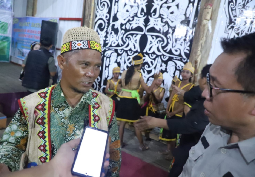 Warga Kampung Merabu Berau kini bisa merasakan layanan internet. (Adpimprov)