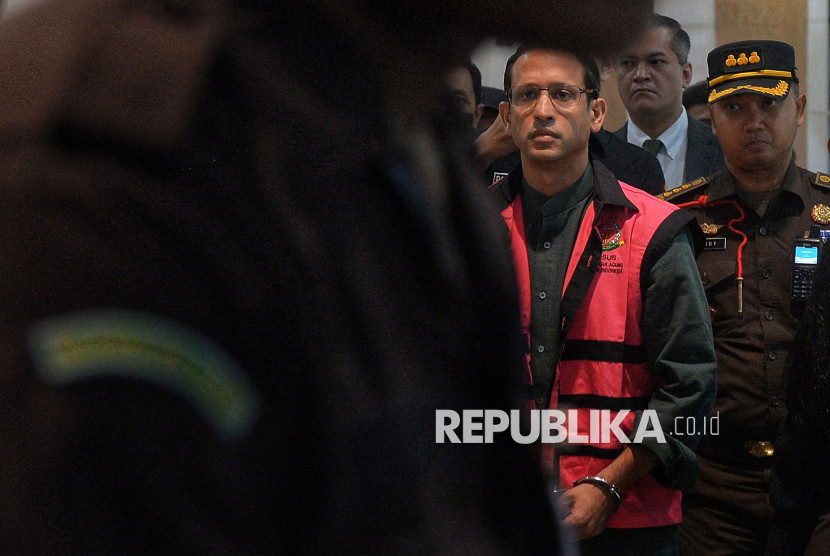 Nadiem Makarim mengenakan baju tahanan.