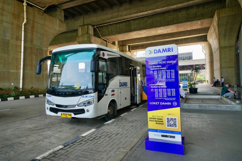 KCIC terus memperkuat peran Whoosh sebagai transportasi modern yang terintegrasi, salah satunya konektivitas dengan Bandara Soekarno-Hatta (CGK) yang dilayani dengan bus Damri. (Foto: Corporate Communication KCIC)