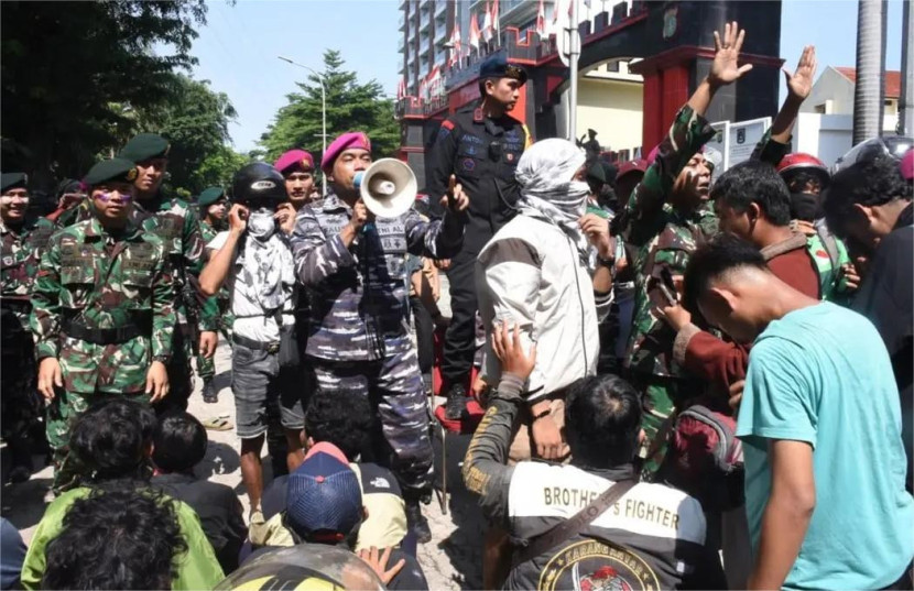 Prajurit TNI ikut berjaga di depan Mako Brimob Polda Metro Jaya di Kwitang, Jakarta Pusat. Sumber: Puspen TNI