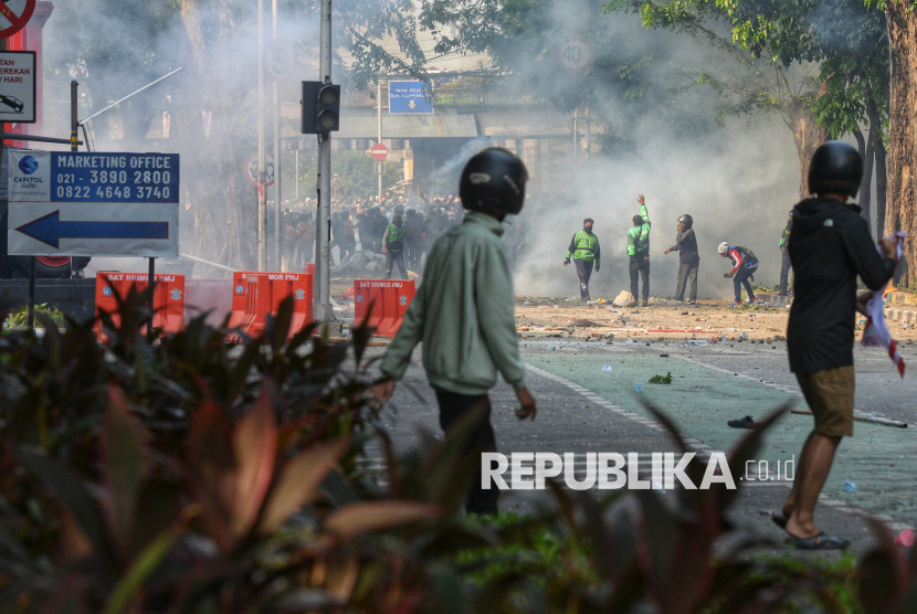 Pengunjuk rasa terlibat bentrokan dengan personel Brimob di depan Markas Komando Brimob Polda Metro Jaya, Kwitang, Jakarta Pusat, Jumat (29/8/2025). Aksi tersebut menuntut pengusutan kasus penabrakan pengemudi ojek online oleh mobil rantis Brimob. (FOTO: Republika/ Prayogi)