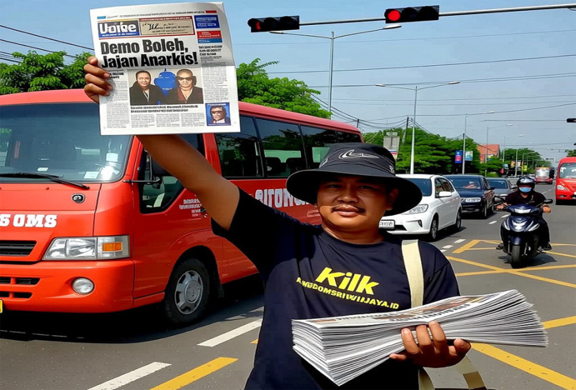 Ilustrasi pedagang koran menjajakan koran dengan mengusung koran dengan judul "Demo Boleh Jangan Anarkis". (FOTO: Aplikasi Imitasi)