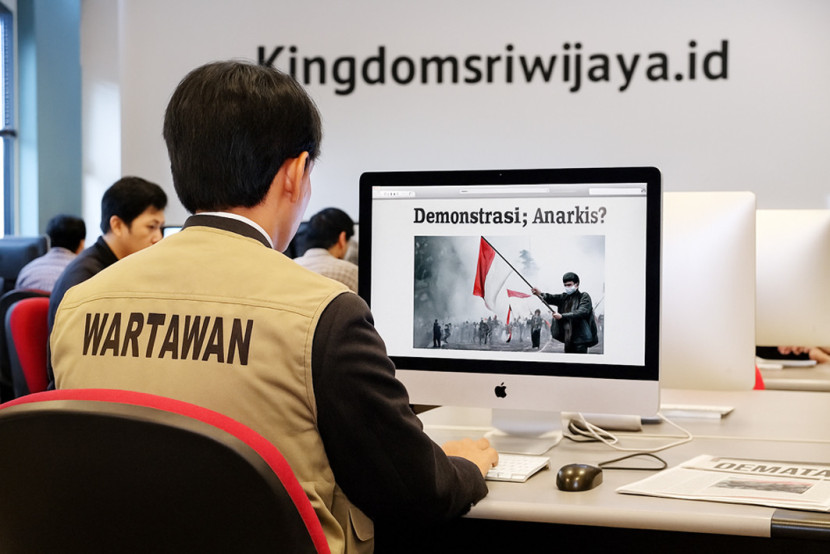 Ilustrasi Seorang wartawan di ruang redaksi tengah bersiap mengunggah berita demonstrasi sebagai perbuatan anarki atau anarkis. (FOTO: Aplikasi Imitasi)