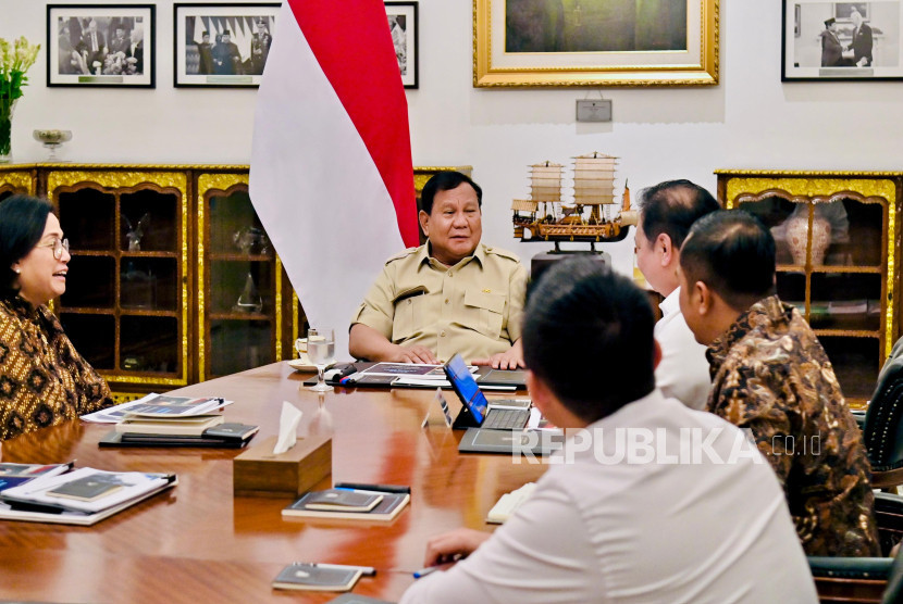Presiden RI Jenderal (Purn) Prabowo Subianto memimpin rapat bersama jajaran menteri bidang perekonomian di Istana Merdeka, Jakarta Pusat pada Selasa (22/7/2025). (Dok BPMI Setpres)