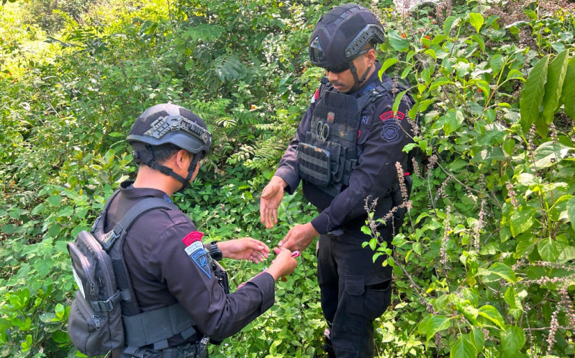 Tim Unit Jibom Sat Brimob Polda Jawa Barat (Jabar) lakukan persiapan pemusnahan Mortir aktif temuan warga. (Foto Dok. Ridwan)