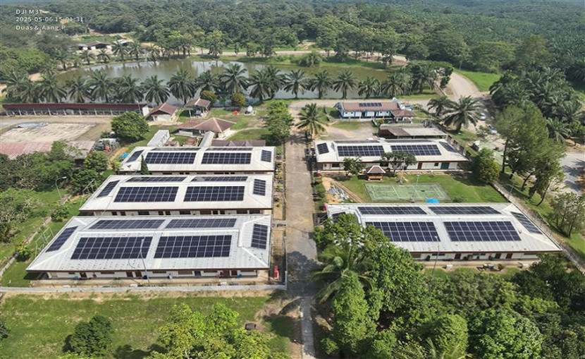 Panel surya di atap perkantoran Medco E&P Grissik Ltd di Sumatera Selatan. (FOTO: Humas Medco Energi)