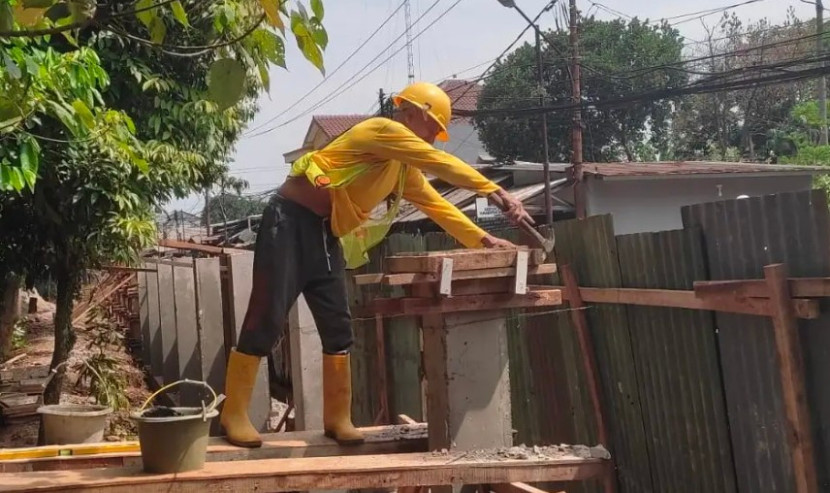 Seorang pekerja melakukan pekerjaan pemugaran pagar Tahura, Cagar Alam, Kota Depok. (Foto: Dok Diskominfo Kota Depok)