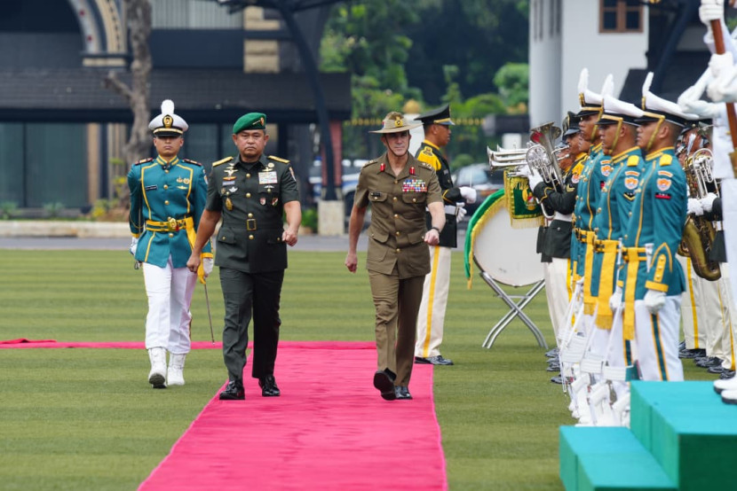 KSAD Jenderal Maruli Simanjuntak dan KSAD Australia Letjen Simon Stuart. Sumber: Dispenad