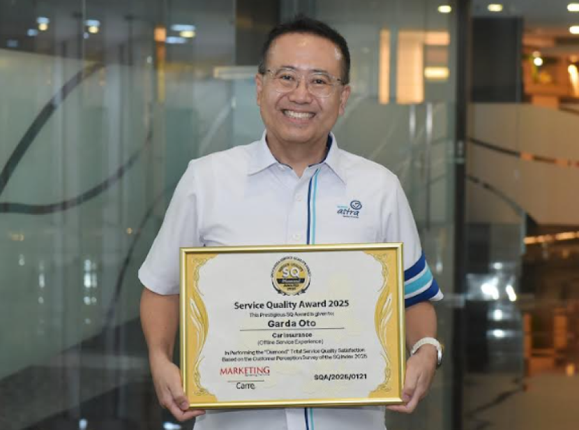 Operation Director Asuransi Astra, Hendry Yoga menerima penghargaan Best Car Insurance (offline purchase experience) yang diraih Garda Oto, dok Garda oto