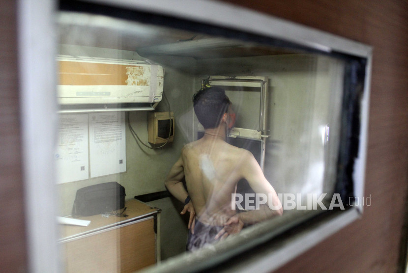 Pasien menjalani rontgen paru saat skrining tuberkulosis. Penderita tuberkulosis dapat mengalami efusi pleura, yakni penumpukan cairan di paru. Gambar: Republika