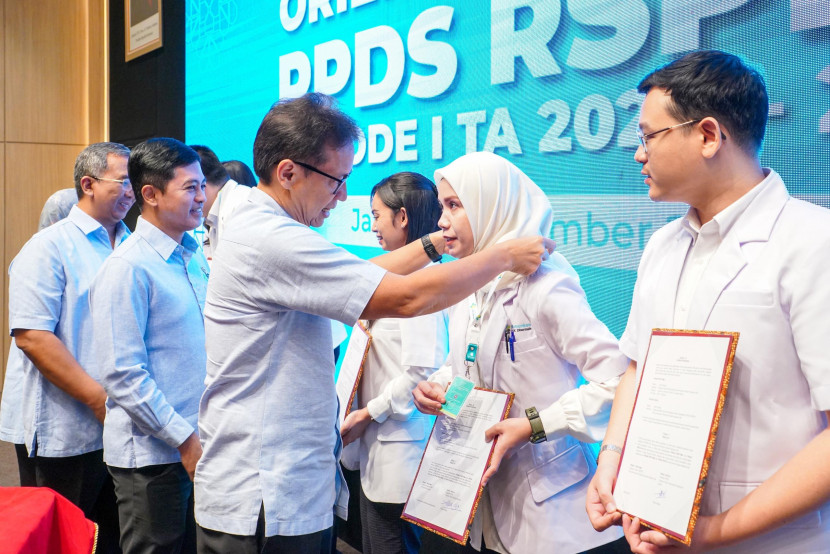 Menteri Kesehatan (Menkes) Budi Gunadi Sadikin dan Wakil Menteri Kesehatan RI, Prof. Dante Saksono Harbuwono dalam Orientasi Program Pendidikan Dokter Spesialis yang diselenggarakan di Rumah Sakit Pendidikan sebagai Penyelenggara Utama (PPDS RSPPU) di Jakarta, Senin 8/9/2025.