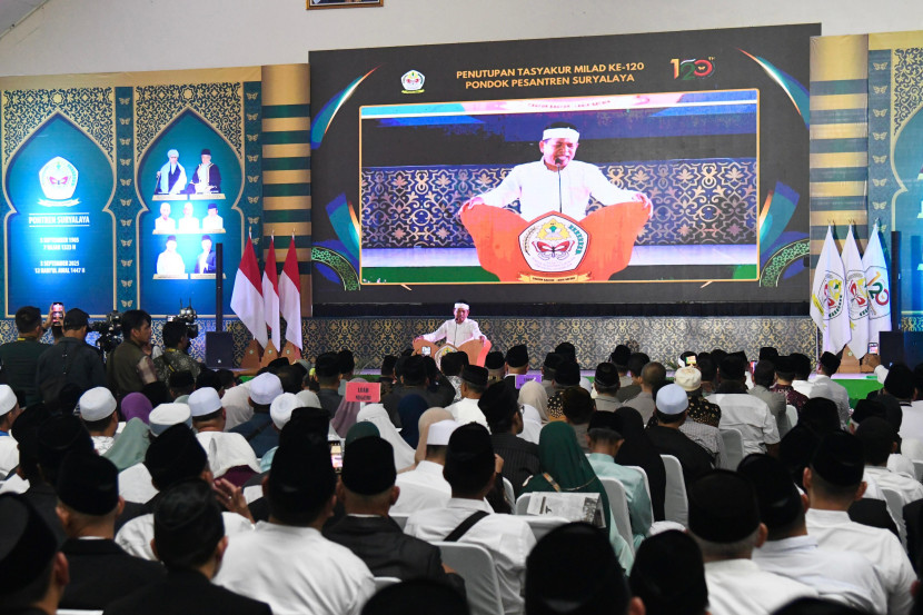 Gubernur Jabar Dedi Mulyadi menghadiri Puncak Acara Tasyakur Milad Ke-120 Pondok Pesantren Suryalaya bertempat di Lingkungan Ponpes Suryalaya, Kabupaten Tasikmalaya, Jum'at (5/9/2025). Foto: Humas Jabar
