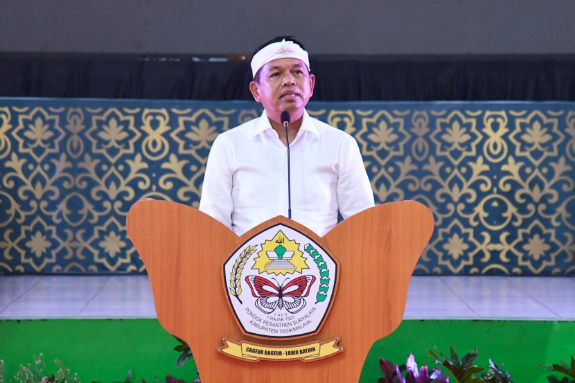 Gubernur Jabar Dedi Mulyadi menyampaikan sambutan saat puncak acara Tasyakur Milad Ke-120 Pondok Pesantren Suryalaya bertempat di Lingkungan Ponpes Suryalaya, Kabupaten Tasikmalaya, Jum'at (5/9/2025). Foto: Humas Jabar