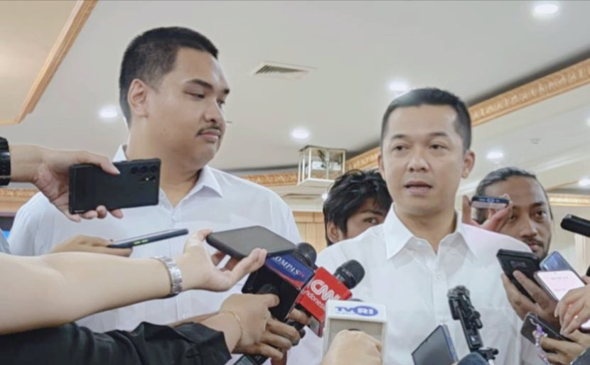 Mantan Menpora Dito Ariotedjo (kiri) dan Wamenpora Taufik Hidayat. (Foto: Dok. REPUBLIKA)