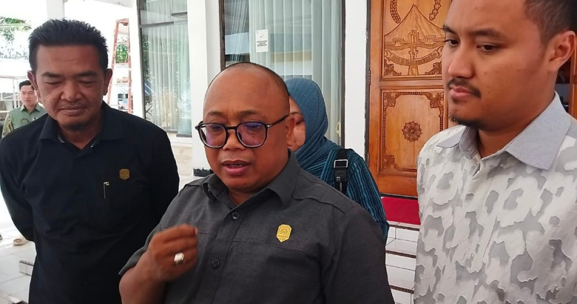 Ketua Pansus sekaligus Ketua Komisi II DPRD Majalengka, Dasim Raden Pamungkas beri dua pilihan terkait dana cadangan 173 M di depan wartawan. (Foto: Dok Eko Widiantoro)