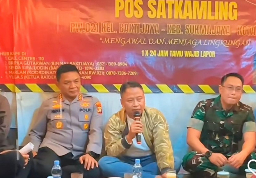 Wali Kota Depok, Supian Suri (tengah) menjelaskan ke masyarakat pentingnya meningkatkan Siskamlig menjaga keamanan lingkungan. (Foto: Dok RUZKA INDONESIA)
