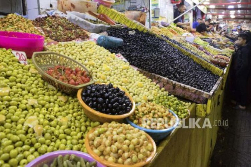 Penjual buah zaitun di pasar Souk Casablanca, Maroko. Foto: AP/Abdeljalil Bounhar