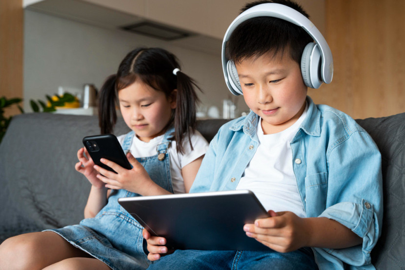 Anak menggunakan gadget. Sumber:Freepik
