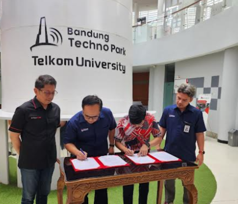 Penandatanganan kerjasama Telkom University dengan TransTRACK Academy. dok Transtrack