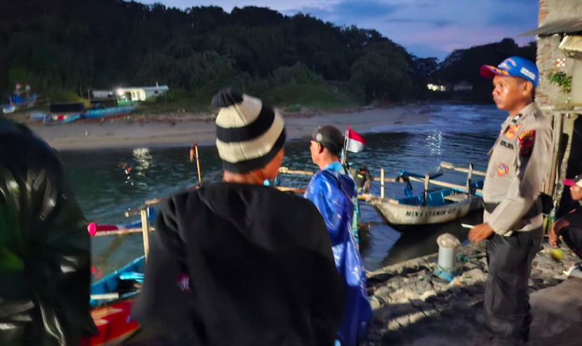 Perahu Junior yang mengalami mati mesin saat melaut dibawa ke Dermaga Pantai Santolo. (Foto Dok. Ridwan)
