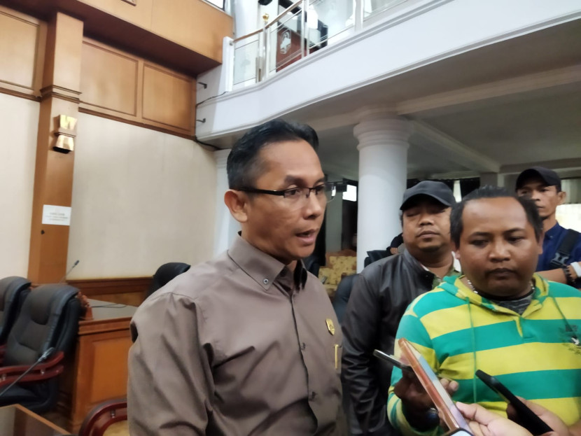 Iing Misbahudin ketua komisi III DPRD Majalengka menuturkan beberapa aspirasi masyarakat dalam pengawasan kontrol sosial usai sidang (Foto: Dok Eko Widiantoro)