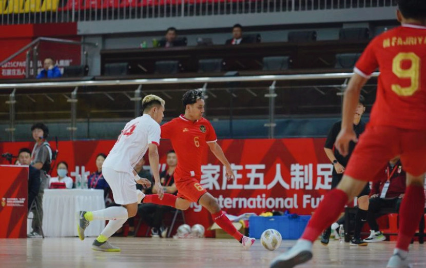 Pemain Futsal Indonesia (kaos putih) melawan Timnas Korea Selatan di Shijiazhuang, China, Selasa (09/09) sore. Foto: ANTARA