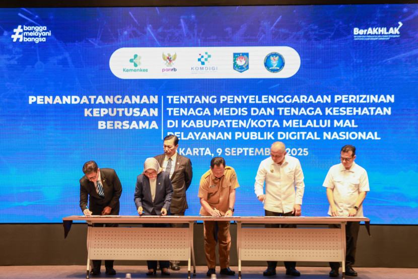 Penandatanganan Surat Keputusan Bersama (SKB) antar kementerian dan lembaga terkait penyelenggaraan perizinan tenaga medis dan tenaga kesehatan melalui Mal Pelayanan Publik Digital Nasional (MPPDN). 