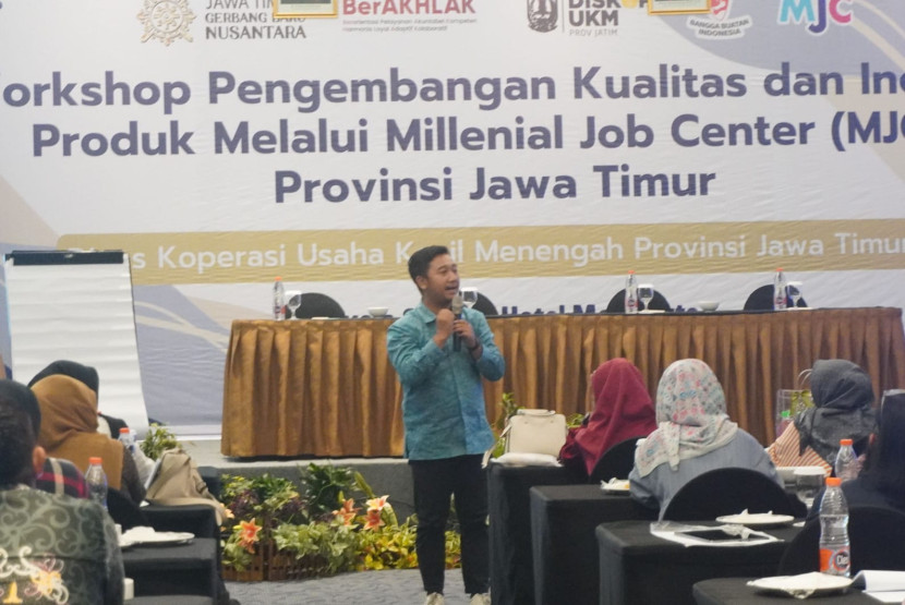 Kepala Dinas Koperasi dan UKM Provinsi Jatim, Endy Alim Abdi Nusa pada Workshop Pengembangan Kualitas dan Inovasi Produk melalui Millenial Job Center (MJC) di Mojokerto