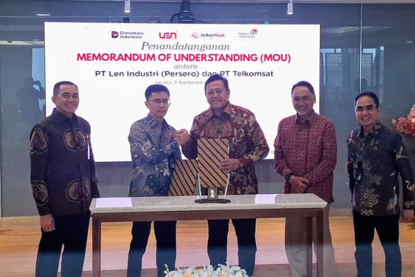 Penandatanganan MoU antara Len dengan Telkomsat. Foto: Istimewa