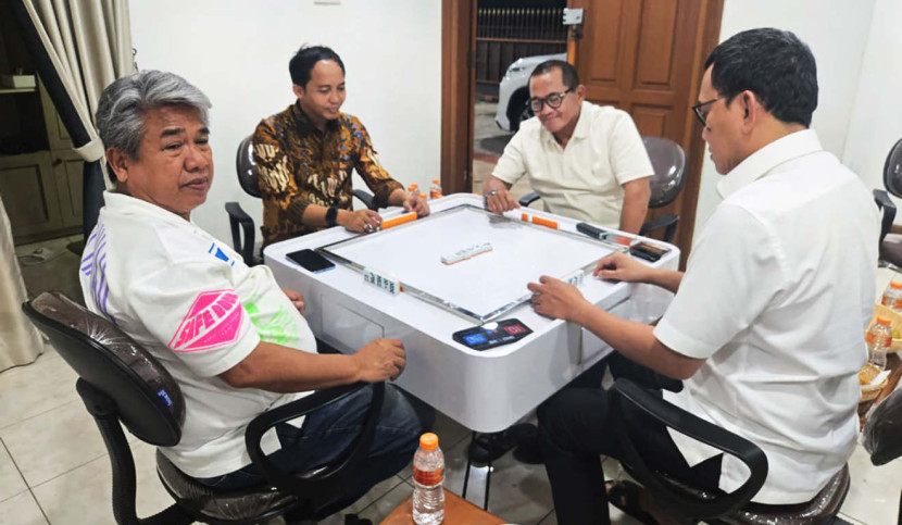 Menteri Kehutanan Raja Juli Antoni (berbatik) bermain domino bersama Menteri Pelindungan Pekerja Migran Abdul Kadir Karding (paling kanan), Wakil Ketua Umum Dewan Pengurus Nasional Persatuan Olahraga Domino Indonesia Andi Rukman Nurdin Karumpa, dan pengusaha Aziz Wellang (berkaus) pada 1 September 2025. (Foto: Dok RUZKA INDONESIA)