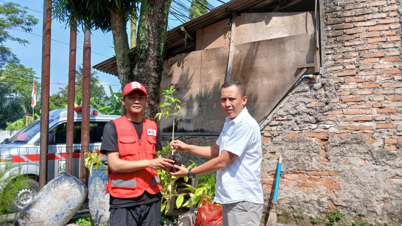 Penyerahan bibit pohon dari Perum Perhutani Kesatuan Pemangkuan Hutan (KPH) Sukabumi ke PMI Kota Sukabumi.