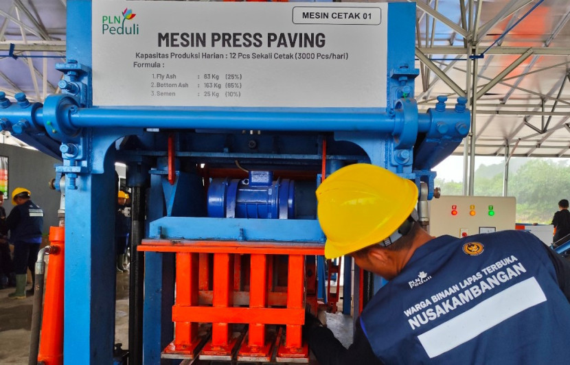 Foto ilustrasi warga binaan Lapas Nusakambangan, Cilacap, Jawa Tengah, sedang melakukan pengolahan FABA menjadi material konstruksi berupa paving block. (Foto: Dok Humas PLN)