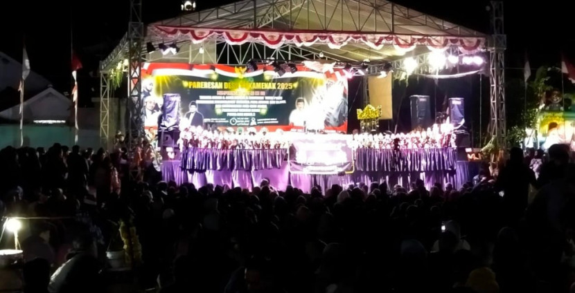 Ribuan warga padati lapangan bola Sukamenak dalam agenda syukuran desa pada pagelaran wayang golek. (Foto: Dok Eko Widiantoro)