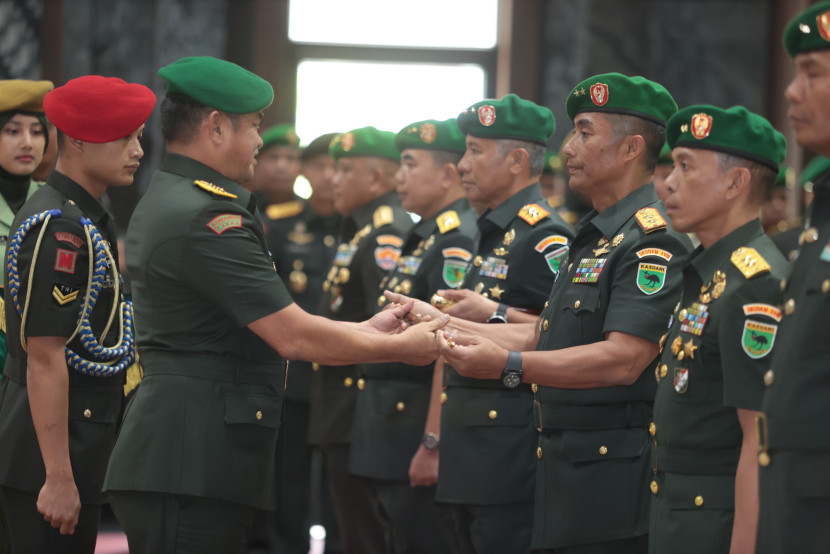 KSAD Jenderal Maruli Simanjuntak memimpin sertijab di lingkungan TNI AD. Sumber: Dispenad