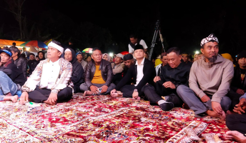 Ditemani Wakil Bupati Majalengka, H.Baya berikat kepala putih melebur dengan penonton. (Foto: Dok Eko Widiantoro)