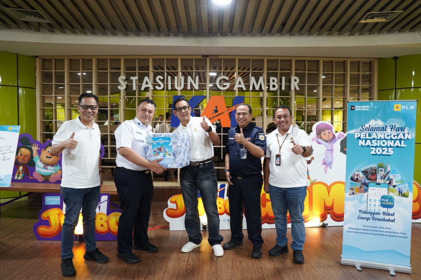 Tim PLN UID Jakarta Raya mengunjungi Stasiun Gambir Jakarta untuk merayakan Hari Pelanggan Nasional. (Foto: Ruzka/PLN) 