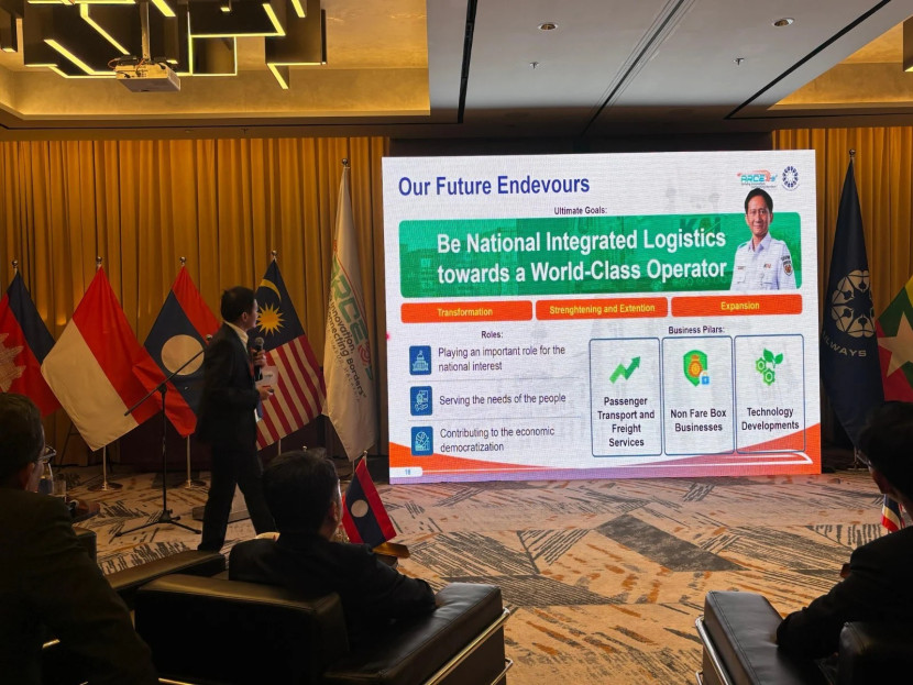 Direktur Utama PT Kereta Api Indonesia (Persero) Bobby Rasyidin mengangkat peran KAI sebagai pionir di Asia Tenggara, sekaligus memaparkan langkah strategis untuk membawa KAI melaju menuju standar internasional, pada forum ASEAN Railway CEOs’ Conference 2025 di Kuala Lumpur, Malaysia. (Foto: Humas KAI)