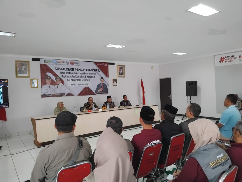Sosialisasi Tertib Administrasi Kependudukan khususnya Pelayanan Pencatatan Sipil bagi aparatur kelurahan dan ketua RW se-Kecamatan Citamiang, di Ruper Kecamatan Citamiang, Kamis (11/9/2025).