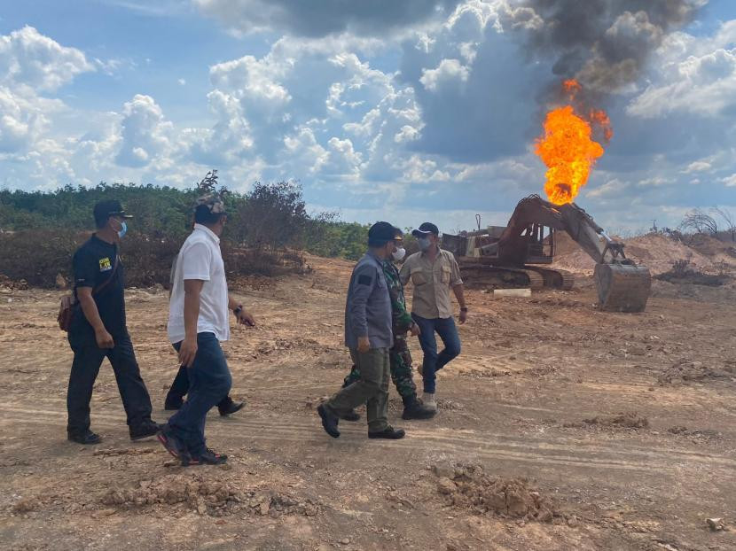 Aparat melintas di sebuah sumur minyak ilegal di Muba Sumber:dok Pemkab Muba