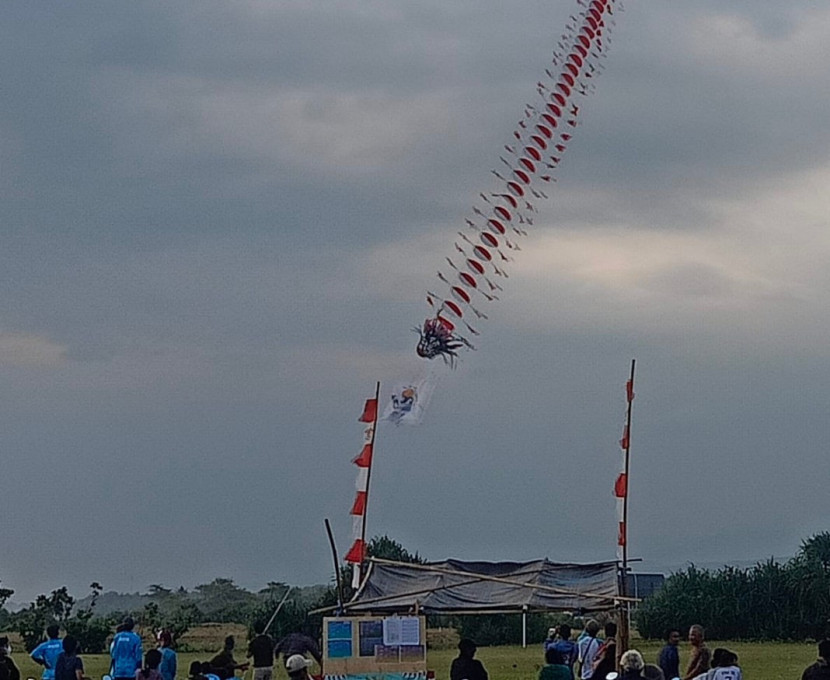 Festival Adu Layangan di Lapang Cikoer Desa Cikelet, Kecamatan Cikelet, Kabupaten Garut, Jawa Barat (Jabar). (Foto: Dok Ridwan) 