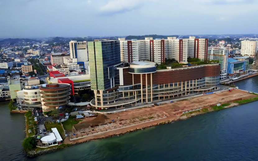 Pantai dan apartemen di Kota Balikpapan, via drone. (SekitarKaltim.ID)