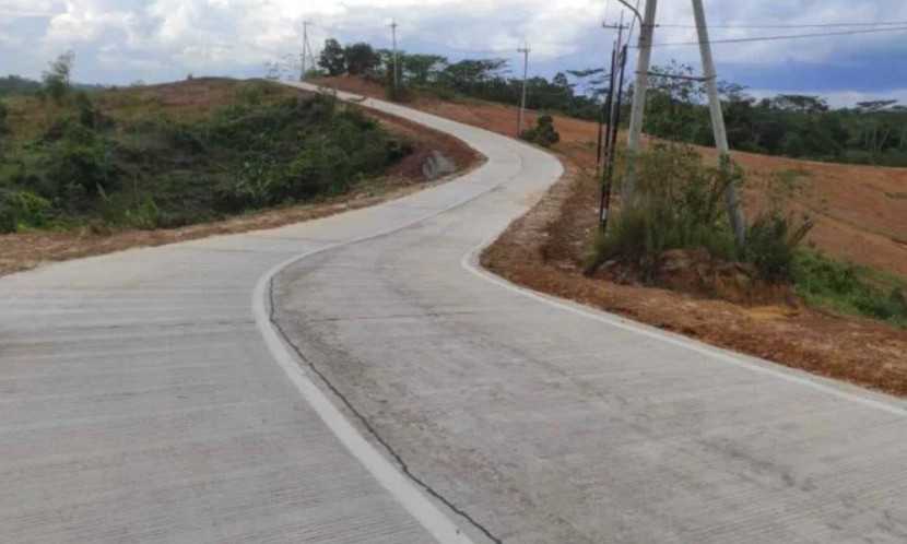 Jalan menanjak di Kota Balikpapan. (SekitarKaltim.ID)