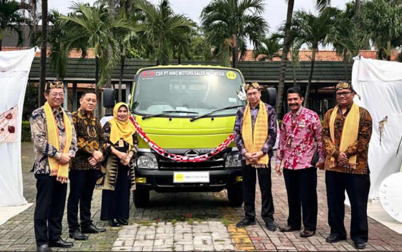 HMSI serahkan  1 unit truk Hino 300 Series kepada SMKN 2 Tangerang.   dok HMSI