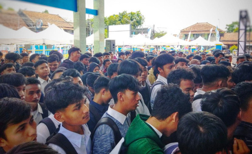 Ribuan pelamar padati Gedung Pemuda Majalengka dalam acara KNPI Fest Job Fair 2025. ( Foto: Dok Eko Widiantoro)